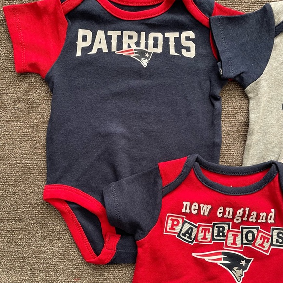 New! New England Patriots￼ Baby 0-3 Months NFL One Piece Outfit 3 Sets NWT ! - Picture 2 of 7